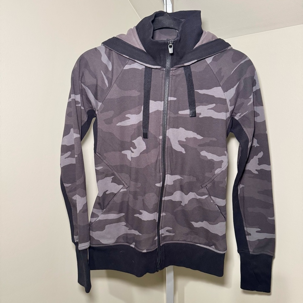 Athleta Triumph Printed Hoodie Black and Gray Camouflage Women's size XS